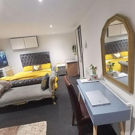 利兹A Cosy Deluxe Size Studio With Queen Size And Sofa Bed公寓 外观 照片